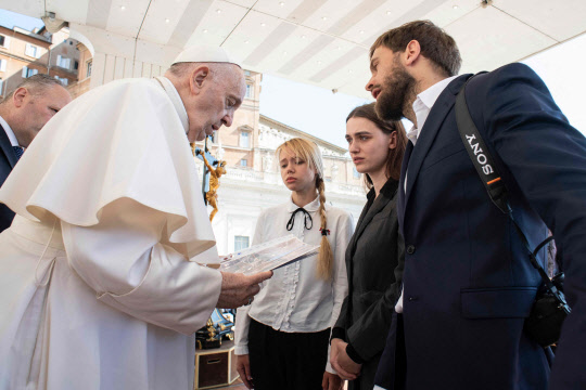 우크라군 가족 만난 교황 "그들위해 기도할 것"